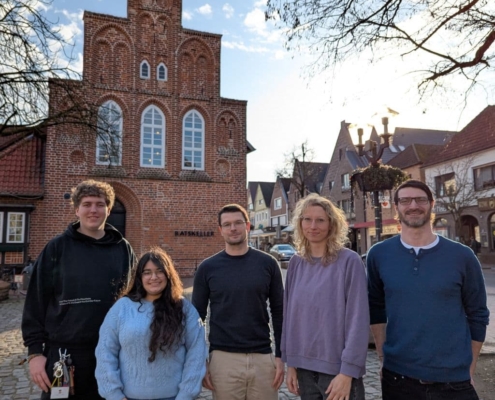 Bürgermeisterkanadidat Matthias Ruhle (mitte) mit Leandro Büttcher (von links), Marua Haji, Madlen Klapproth und Joshua Walther von der Partei Die Linke.